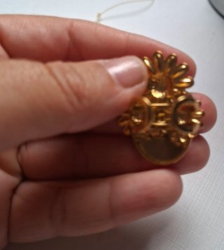 Anillo dorado con flores