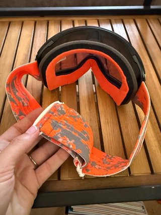 Gafas de esquí Oakley naranjas y rojas