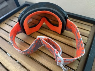 Gafas de esquí Oakley naranjas y rojas