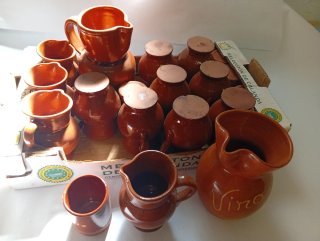 Jarras y vasos de barro