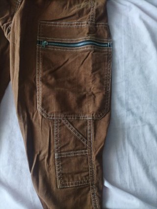 Pantalón cargo tostado con cremalleras