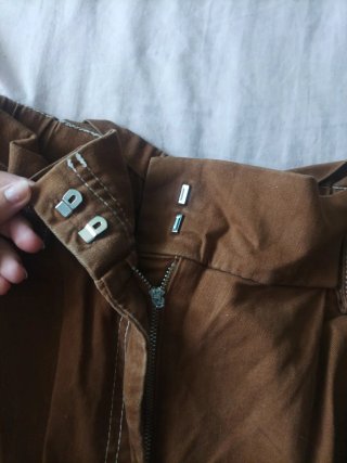Pantalón cargo tostado con cremalleras