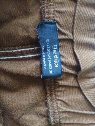 Pantalón cargo tostado con cremalleras