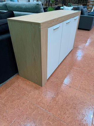 Cómoda blanca y madera