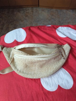 Riñonera beige tejida