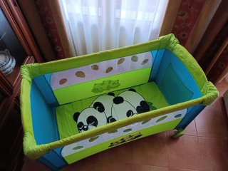 Cuna de viaje 2 en 1. Incluye almohada y colchón.