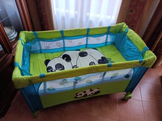 Cuna de viaje 2 en 1. Incluye almohada y colchón.