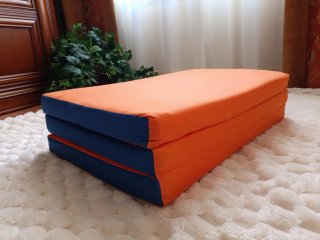 Cuna de viaje 2 en 1. Incluye almohada y colchón.