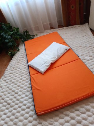 Cuna de viaje 2 en 1. Incluye almohada y colchón.