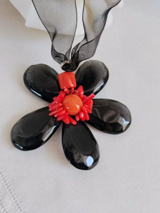Original Collar Flor Negra y Roja