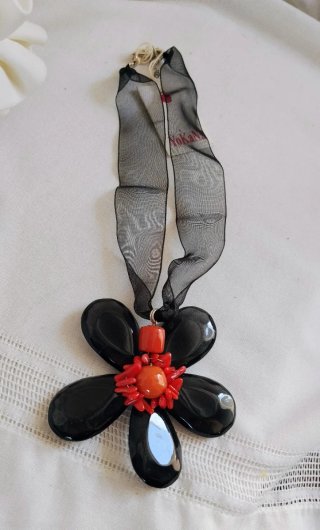 Original Collar Flor Negra y Roja
