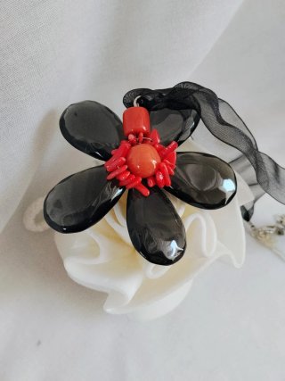 Original Collar Flor Negra y Roja