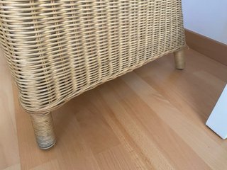 Poltrona in vimini con cuscino beige