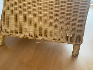 Poltrona in vimini con cuscino beige