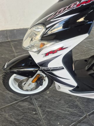 Yamaha Jog RR Scooter Negra y Blanca