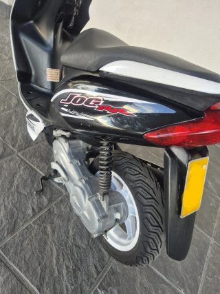 Yamaha Jog RR Scooter Negra y Blanca