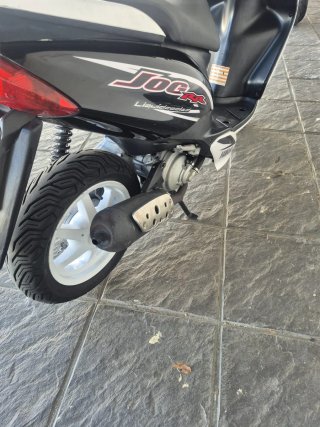 Yamaha Jog RR Scooter Negra y Blanca