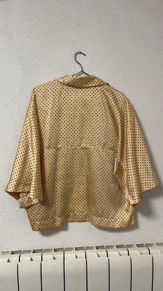 Camisa de puntos amarilla y negra
