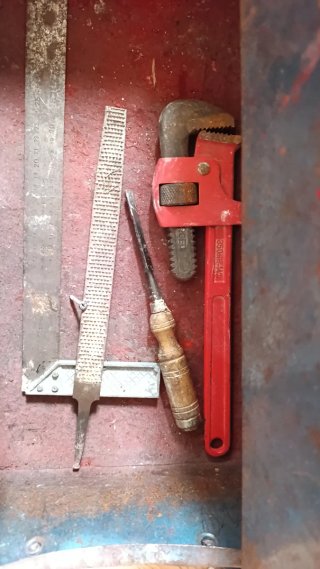 Herramientas: llave estilson, lima y escuadra