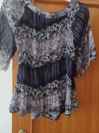 Blusa estampada multicolor y morada