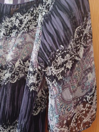 Blusa estampada multicolor y morada