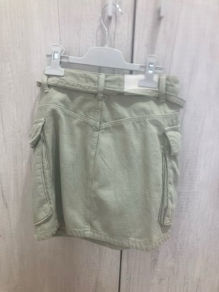 Falda corta Stradivarius verde Talla 32.