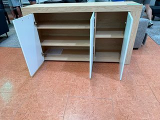 Cómoda moderna blanca y madera