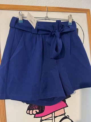 Pantalón corto azul con cinturón