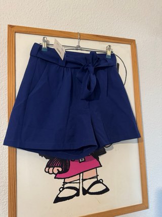 Pantalón corto azul con cinturón