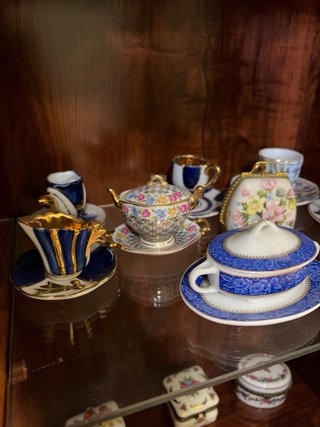 Miniature decorative: teiere, scatole e tazze