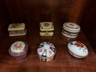 Miniature decorative: teiere, scatole e tazze