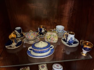 Miniature decorative: teiere, scatole e tazze