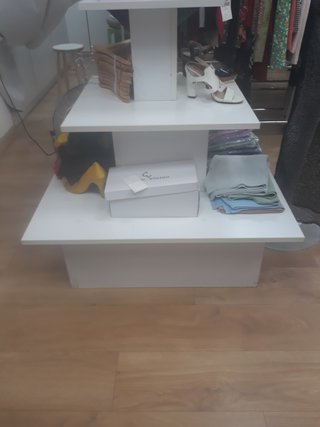 Exhibidor blanco para tienda