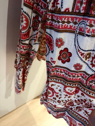 Vestido largo estampado con encaje