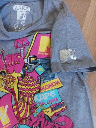 Camiseta Zara MTV Estampada Gris
