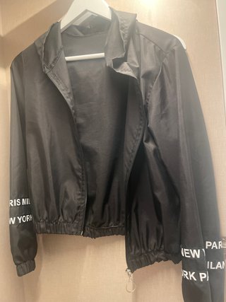 Chaqueta Corta Negra con Capucha