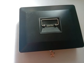 Caja de caudales metálica negra con llave