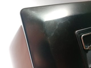 Caja de caudales metálica negra con llave