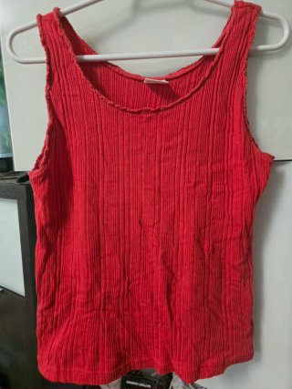 Camiseta roja de tirantes acanalada para niña