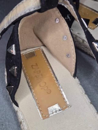 Sandalias negras tachuelas T.41