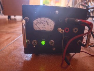 Transformador con Voltímetro AEG