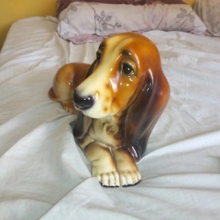 Figura Perro Basset Tumbado Cerámica