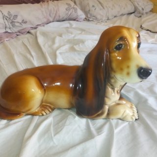 Figura Perro Basset Tumbado Cerámica