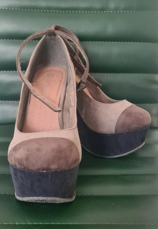 Zapatos de cuña altos color beige, azul y marrón