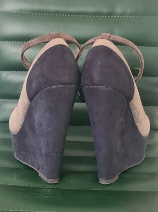 Zapatos de cuña altos color beige, azul y marrón