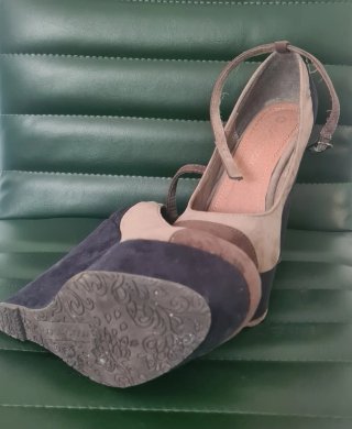 Zapatos de cuña altos color beige, azul y marrón
