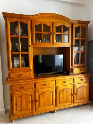 Mueble TV madera con vitrinas