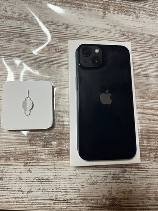 iPhone 13 nero e iPhone 12 verde acqua
