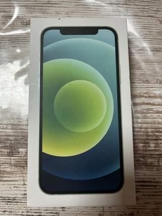 iPhone 13 nero e iPhone 12 verde acqua