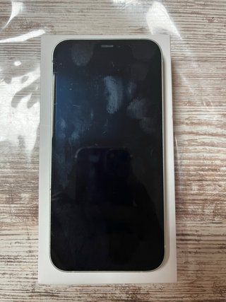 iPhone 13 nero e iPhone 12 verde acqua